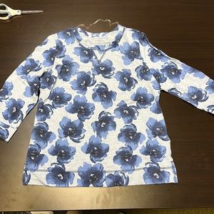 Long sleeve sweater light weight blue floral pattern crew neck